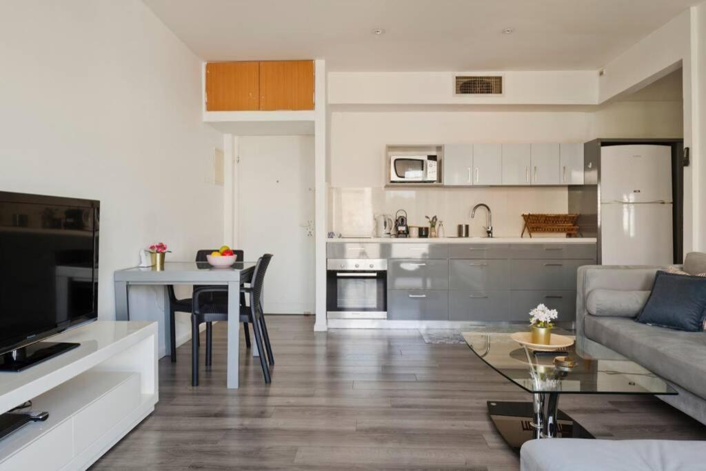 Big Apartment Next To Gordon Beach Plus Free Parking Tel Aviv Exterior photo